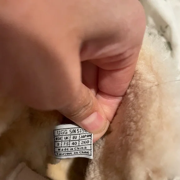 Authentic UGG uptown boots - Picture 15 of 15